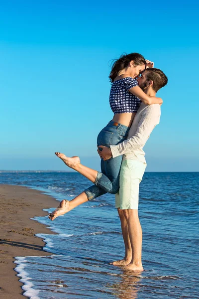 Casal se divertindo à beira-mar — Fotografia de Stock