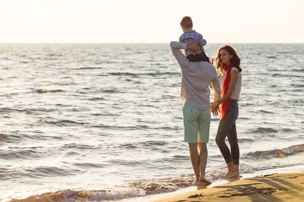 Genç aile Plajı'iyi eğlenceler — Stok fotoğraf