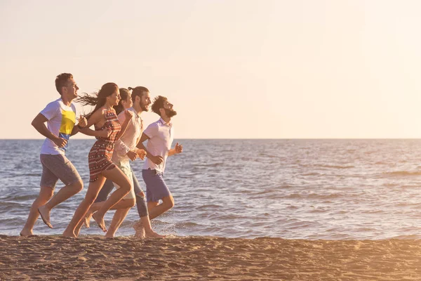 mutlu genç insanlar iyi eğlenceler 