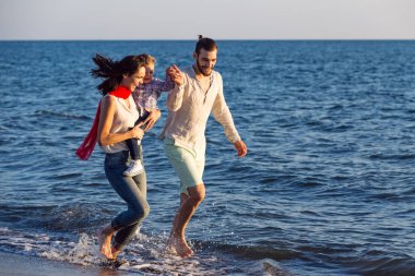 Genç aile Plajı'iyi eğlenceler 