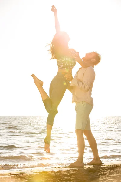 Casal se divertindo à beira-mar — Fotografia de Stock