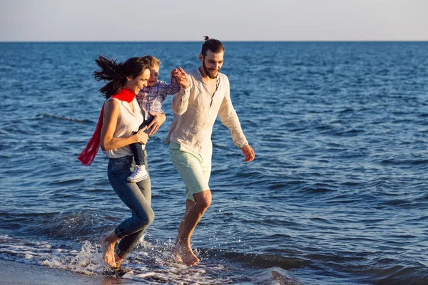 Genç aile Plajı'iyi eğlenceler 