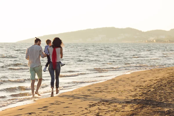 Genç aile Plajı'iyi eğlenceler 