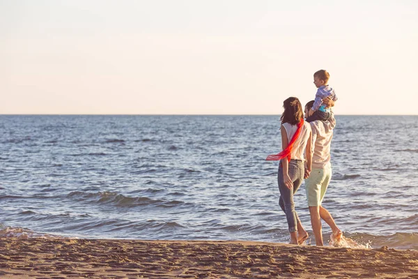 Genç aile Plajı'iyi eğlenceler 