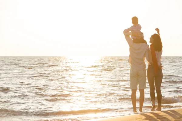 Giovane famiglia divertirsi sulla spiaggia — Foto Stock