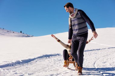 Erkek ve kadın ile kar, kızak
