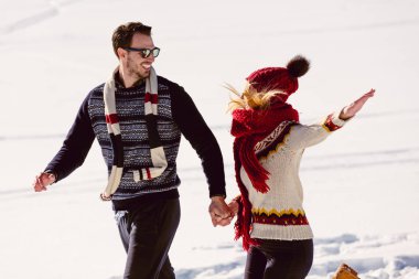 Eğleniyor çift yokuş aşağı çalışan