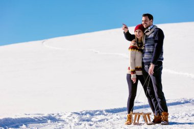 Erkek ve kadın ile kar, kızak