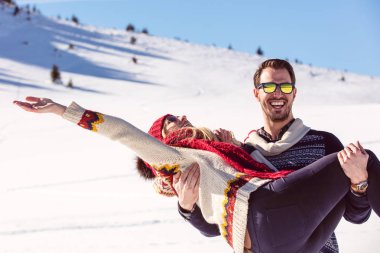 Kar üzerinde eğleniyor Çift 