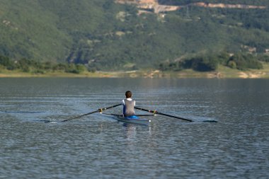 Kürek üzerinde tek kayık çocuk