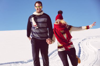 Eğleniyor çift yokuş aşağı çalışan