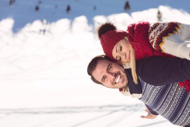 adam holding kız sırt