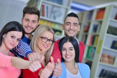 Öğrenciler kadar fotoğraf makinesi başparmak ile gülümseyen,