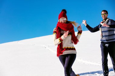 Eğleniyor çift yokuş aşağı çalışan