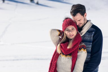 Kar üzerinde eğleniyor Çift 
