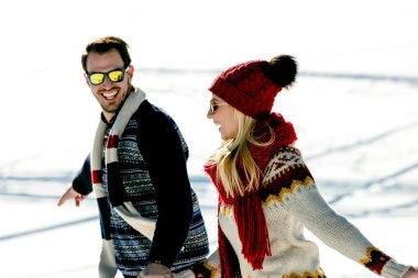 Eğleniyor çift yokuş aşağı çalışan