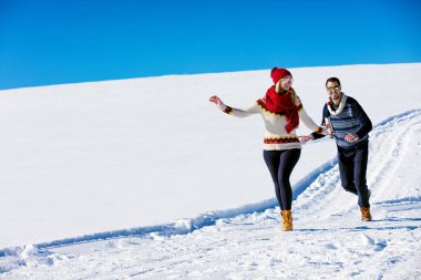 Eğleniyor çift yokuş aşağı çalışan