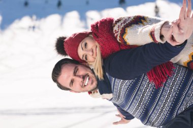 adam holding kız sırt
