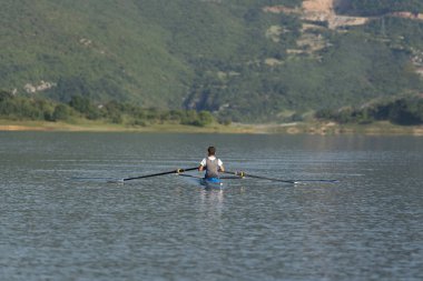 Kürek üzerinde tek kayık çocuk