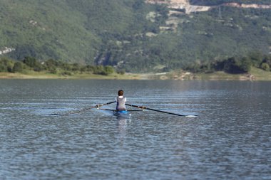 Kürek üzerinde tek kayık çocuk