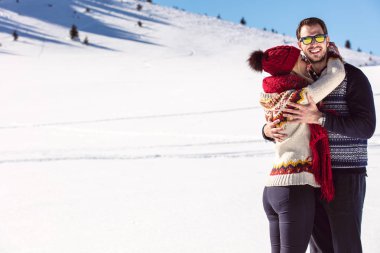 Kar üzerinde eğleniyor Çift 