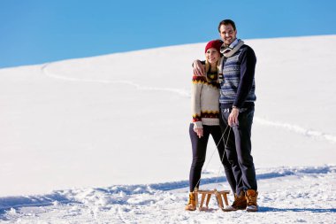 Erkek ve kadın ile kar, kızak