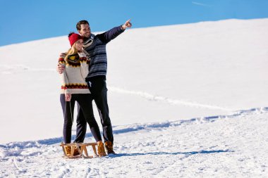 Erkek ve kadın ile kar, kızak