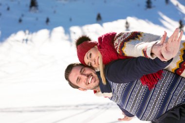 adam holding kız sırt