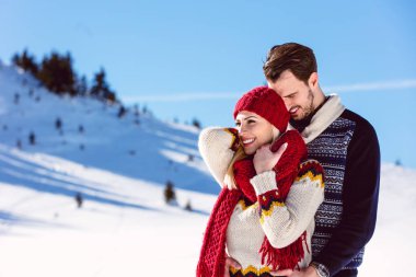 Kar üzerinde eğleniyor Çift 