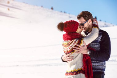 Kar üzerinde eğleniyor Çift 