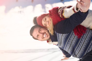 adam holding kız sırt