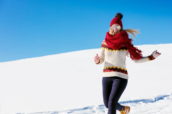 Бегущая женщина зимой — стоковое фото