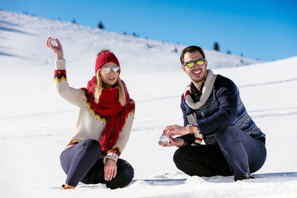 Пара грають сніжки. — стокове фото