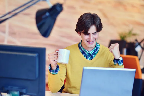 Uomo che lavora in ufficio al computer — Foto Stock