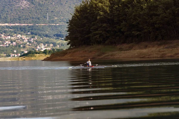 Одинокий бродяга на озере — стоковое фото