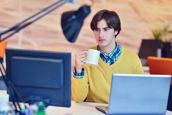 Man working in office on  computer — Stock Photo, Image