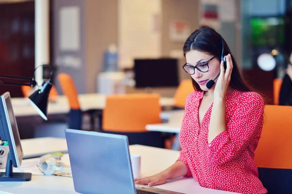 Giovane femmina in call center team . — Foto Stock