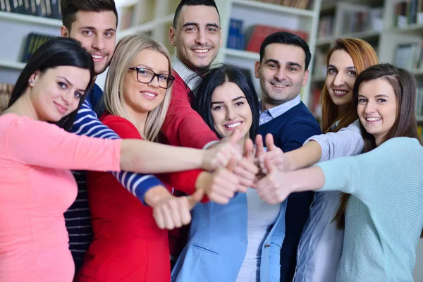 Studenten glimlachend op camera met duimen omhoog, — Stockfoto