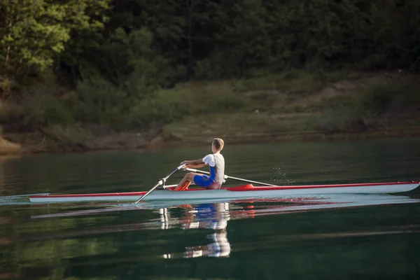 Rameur unique sur le lac — Photo