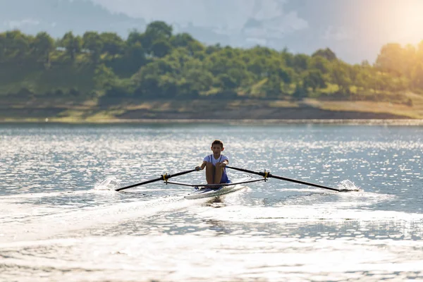 Singolo vogatore sul lago — Foto Stock