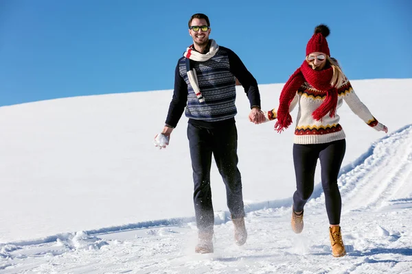 Pareja divirtiéndose corriendo por la pendiente — Foto de Stock