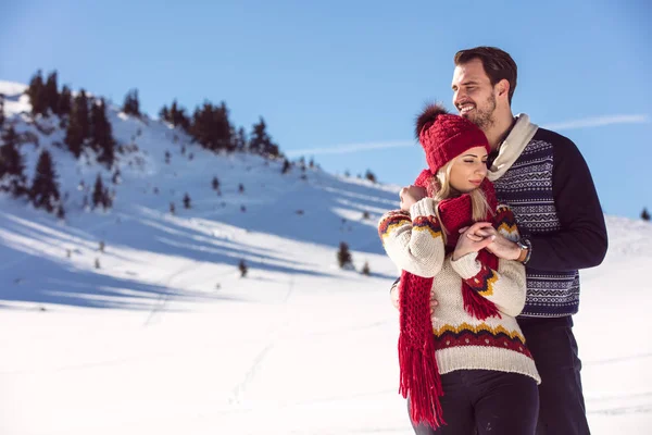 Casal jogando Snowball luta . — Fotografia de Stock