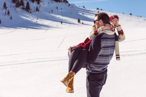 Пара веселится на снегу — стоковое фото