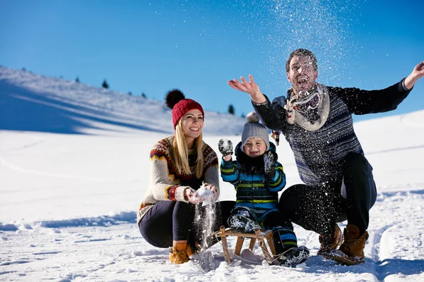 Familia con niño en trineo en invierno — Foto de Stock