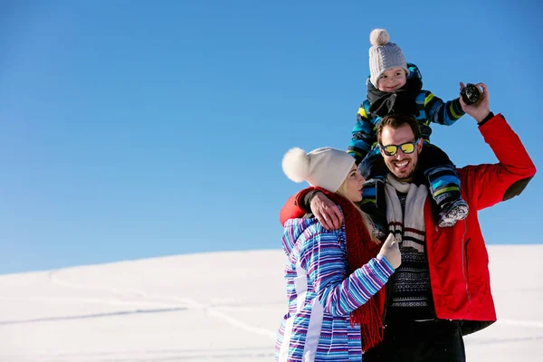 Familia divirtiéndose en un invierno — Foto de Stock