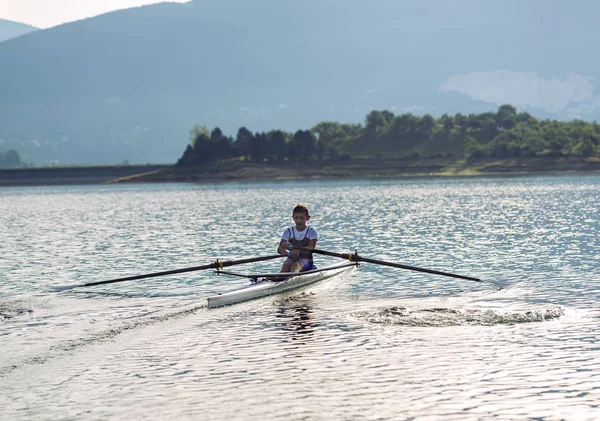 Bambino che rema su kayak singolo — Foto Stock