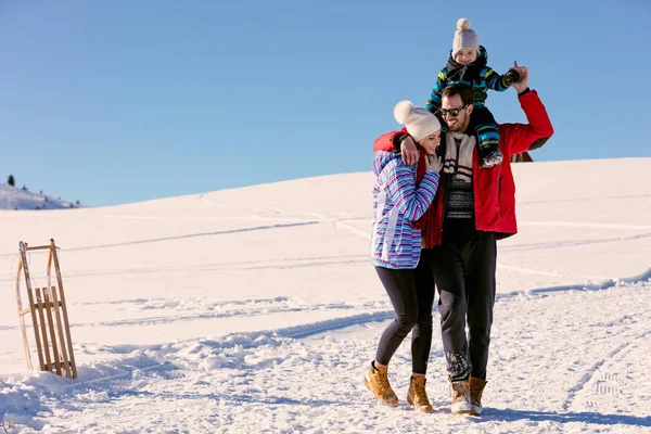 Família se divertindo em um inverno — Fotografia de Stock