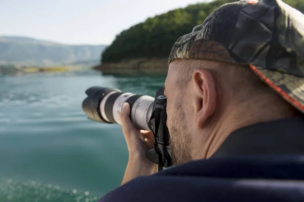 Fotógrafo en la naturaleza tomando fotos — Foto de Stock