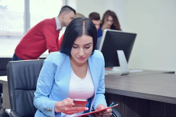 Schönes Mädchen sitzt im Büro — Stockfoto