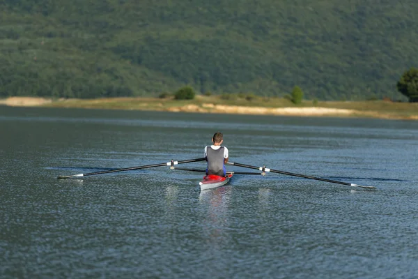 Bambino che rema su kayak singolo — Foto Stock